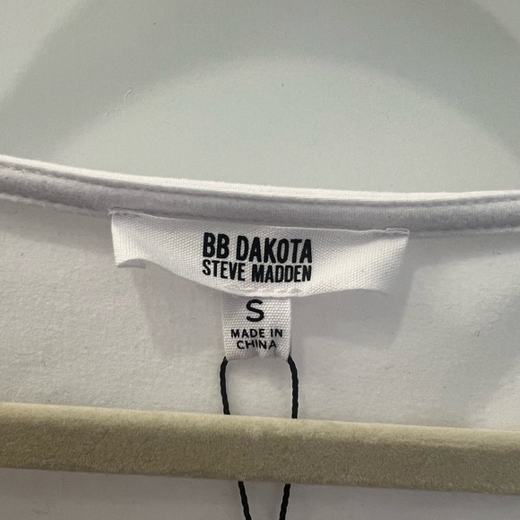 NWT Women’s v-neck White Long Sleeve Bodysuit - Picture 3 of 4